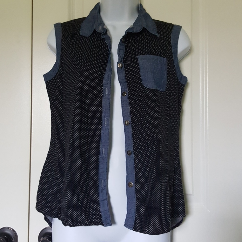 Shapes Sleeveless Button Down Top